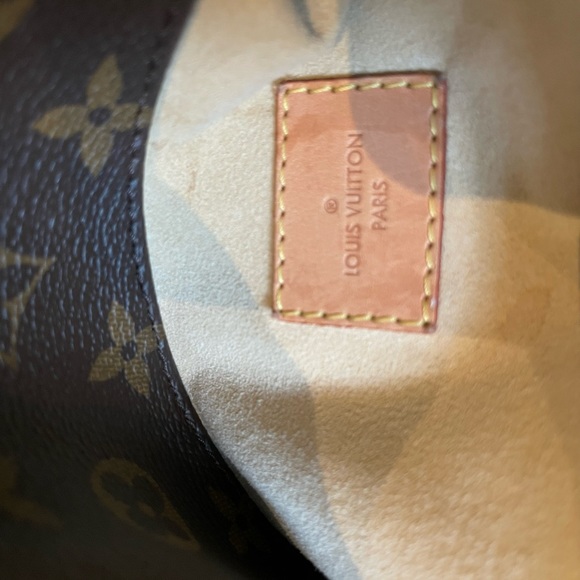 Louis Vuitton Artsy MM bag - Picture 8 of 12